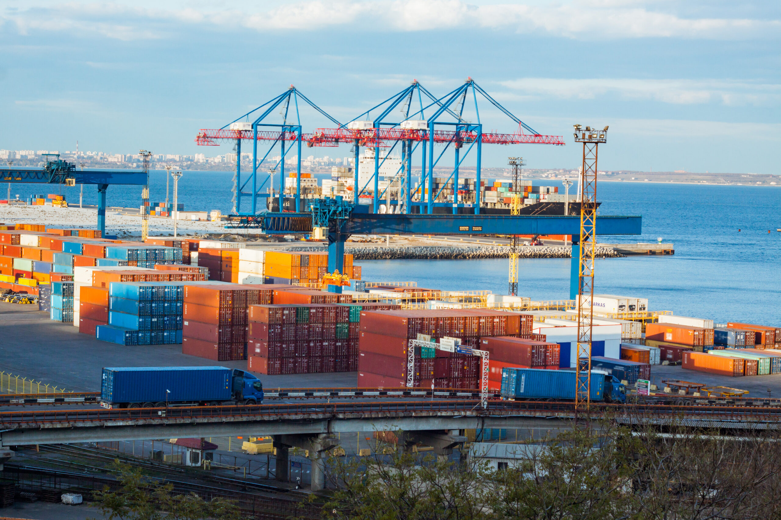 vecteezy_big-cargo-terminal-in-sea-port_7565602 vecteezy_big-cargo-terminal-in-sea-port_7565602